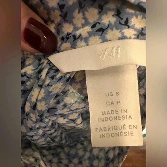 H&M Gray and White Mock Neck Puff Sleeve Blouse - Picture 7 of 8